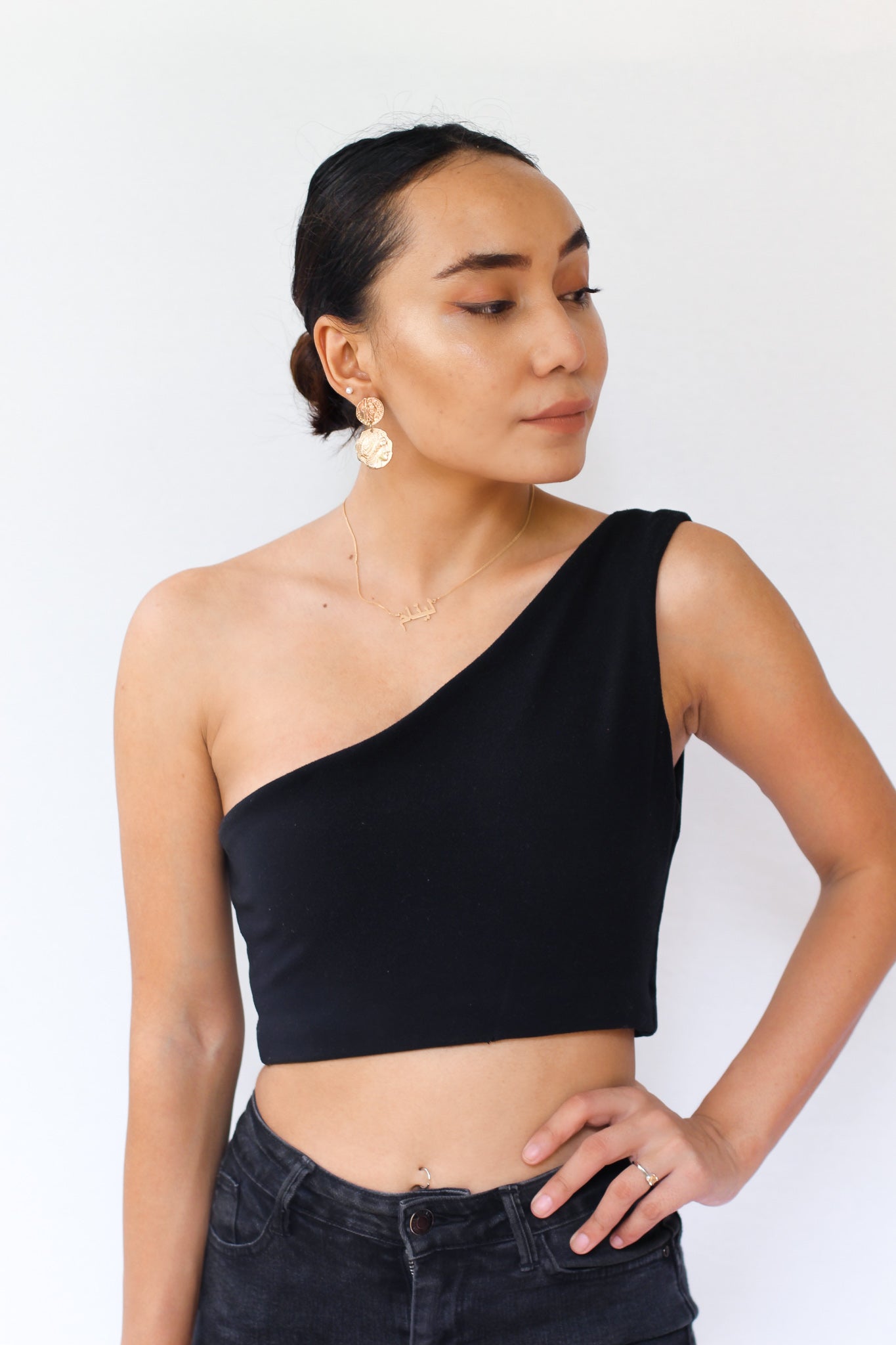 Black one outlet shoulder top