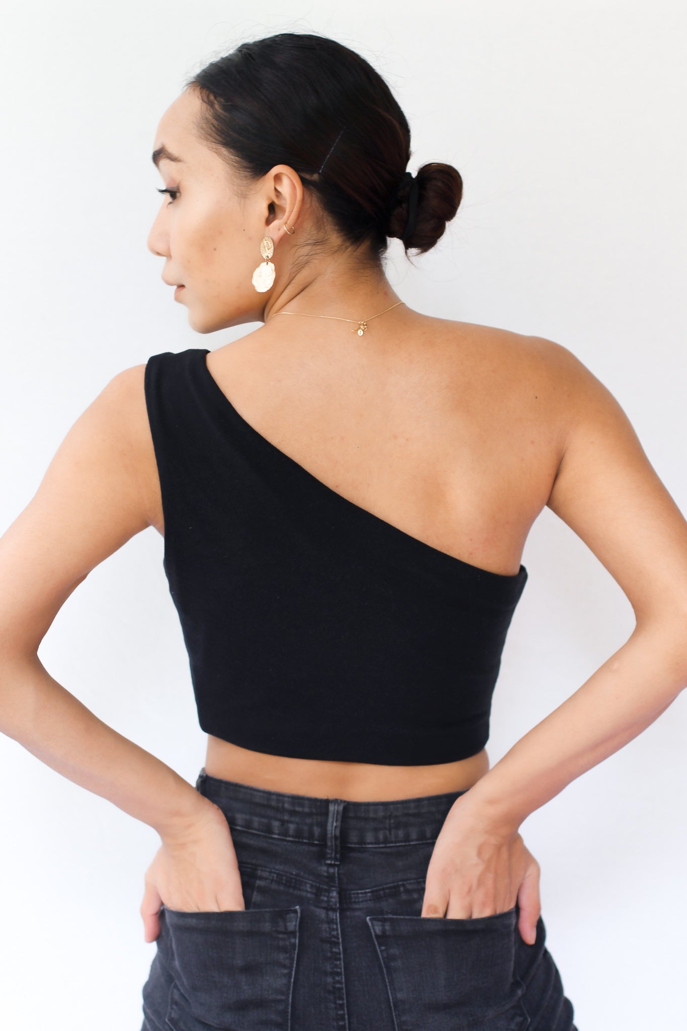 Black top one online shoulder